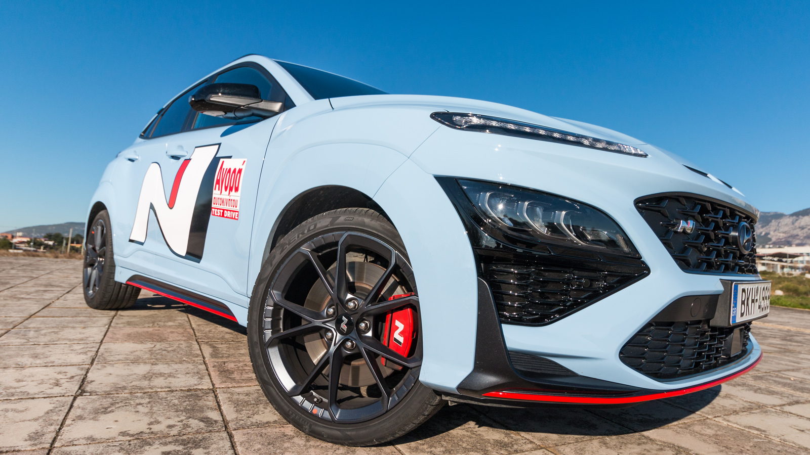 Λύκος με προβιά αρνιού το Kona N, που καταπίνει χιλιόμετρα και στροφές χάρη στις εκπληκτικές ηλεκτρονικά ελεγχόμενες αναρτήσεις και το μπλοκέ διαφορικ